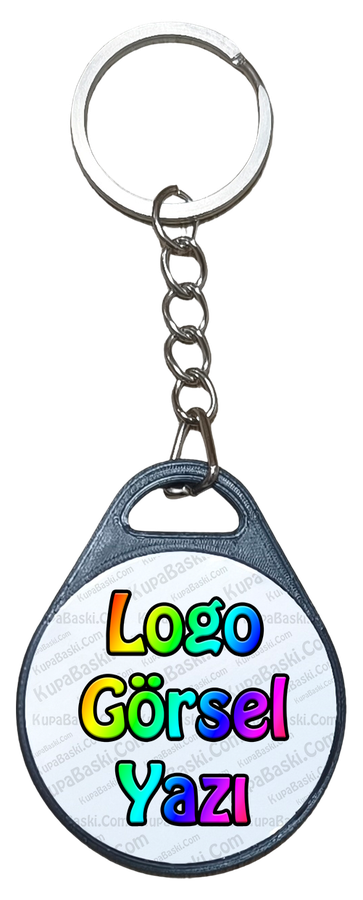 Siyah gövdeli, metal zincirli NFC anahtarlık; fotoğraftaki baskı örnektir, üzerine istenilen logo, yazı, görsel veya fotoğraf basılabilir